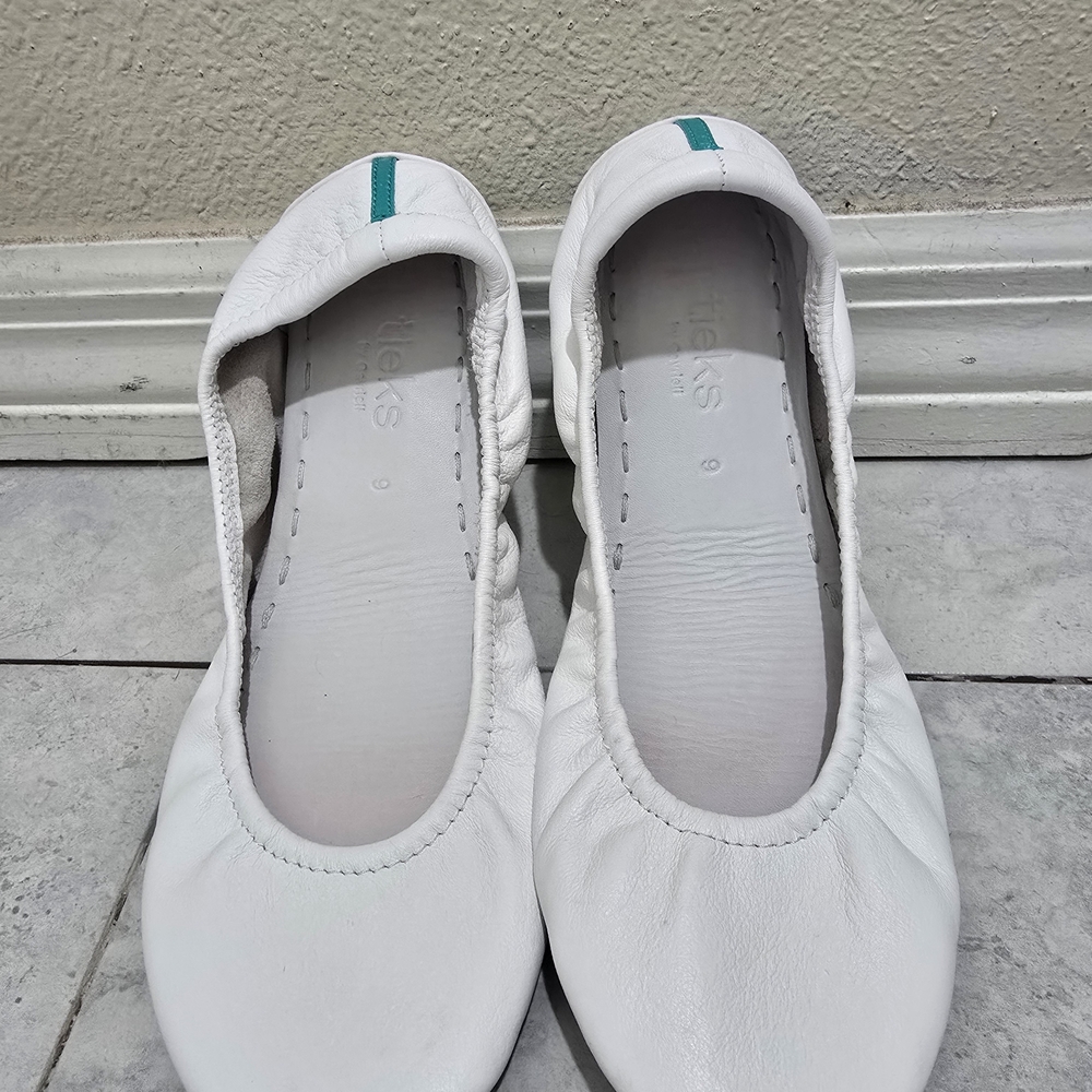 Tieks White Ballet Flats with Teal Accent